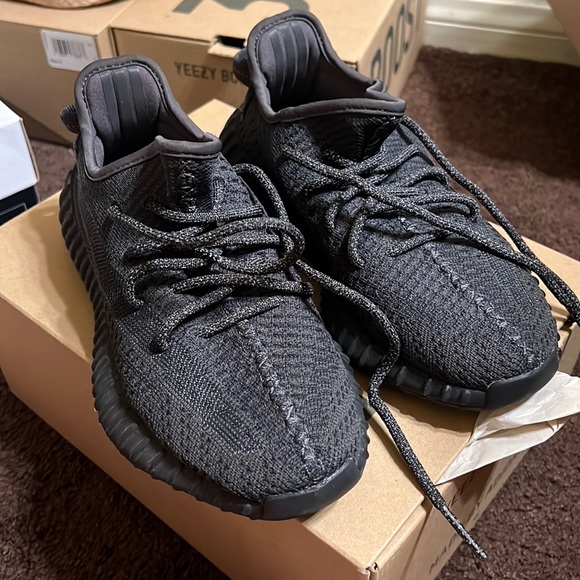 Yeezy 350 Black - Picture 1 of 4